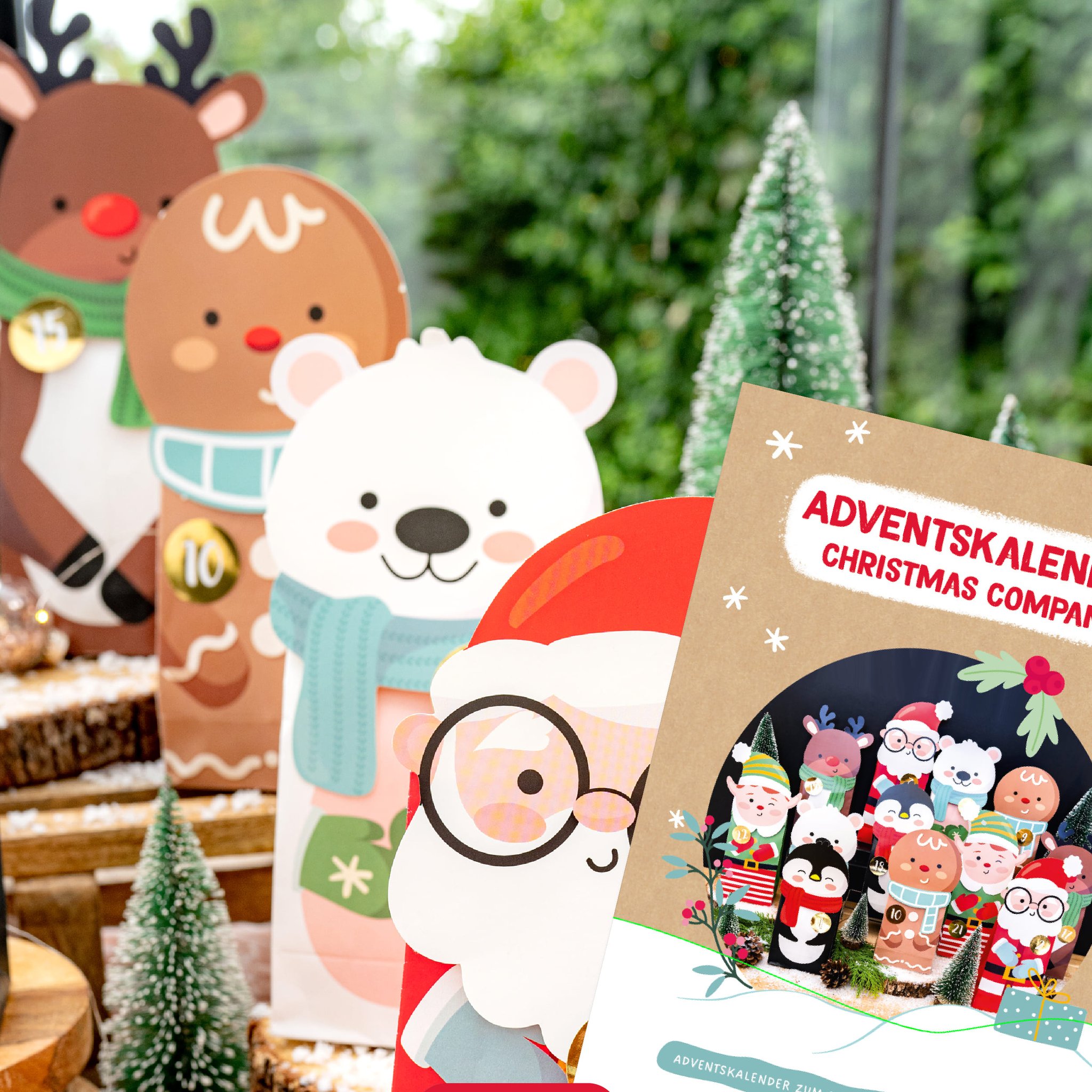 Verpackung des Weihnachtshelfer Adventskalenders neben den fertigen Figuren Rentier, Eisbär und Weihnachtsmann