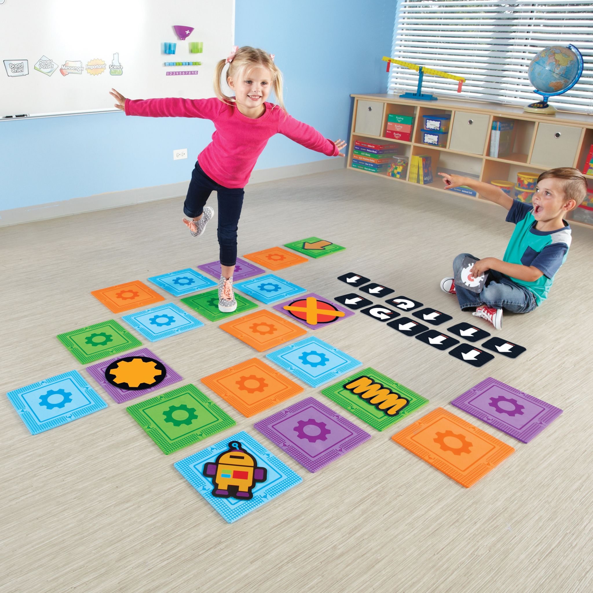 Let's Go Code! set d'activités programmation – enfants jouant sur le labyrinthe de tapis