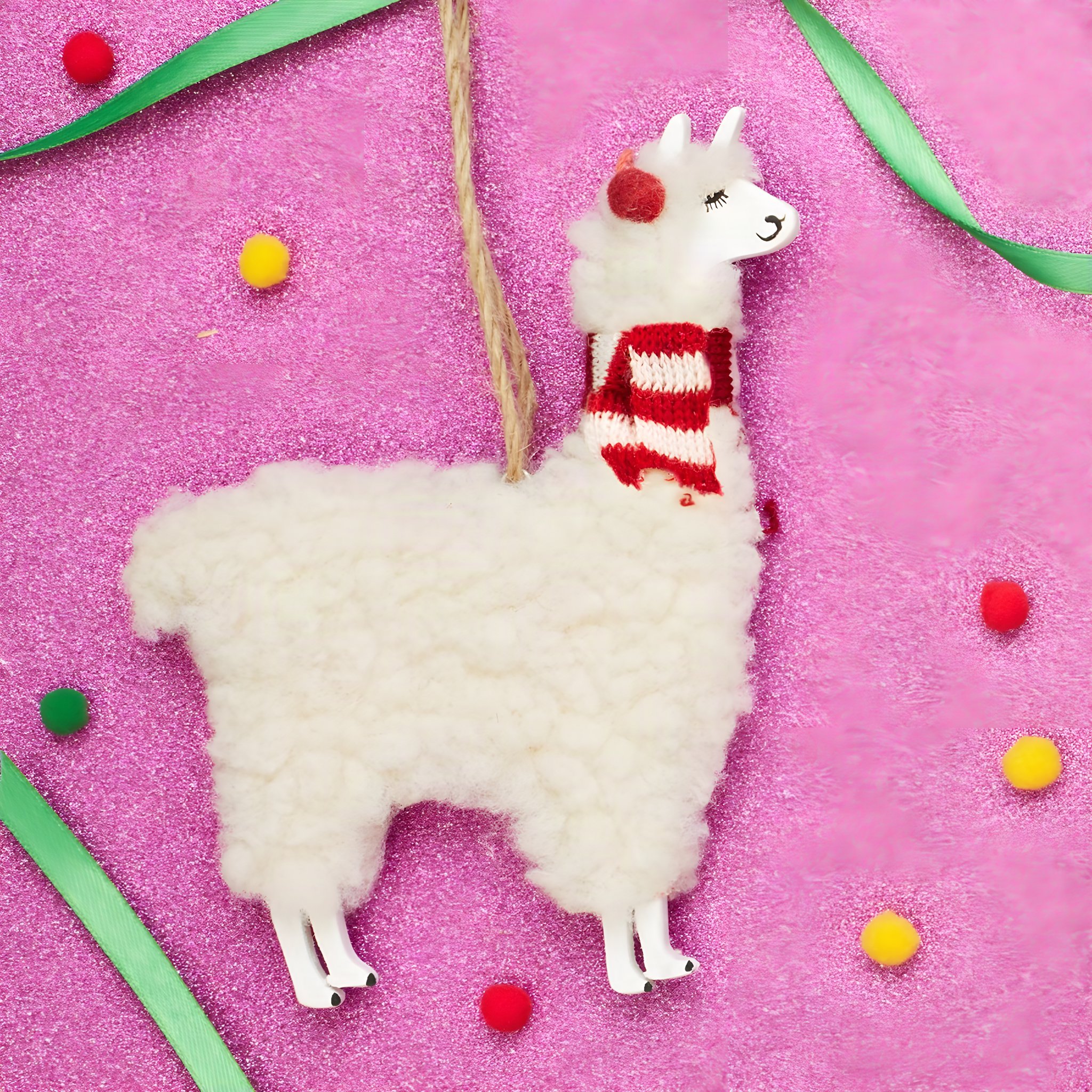 Suspension de Noël lama au pelage duveteux et écharpe rouge et blanche sur fond rose