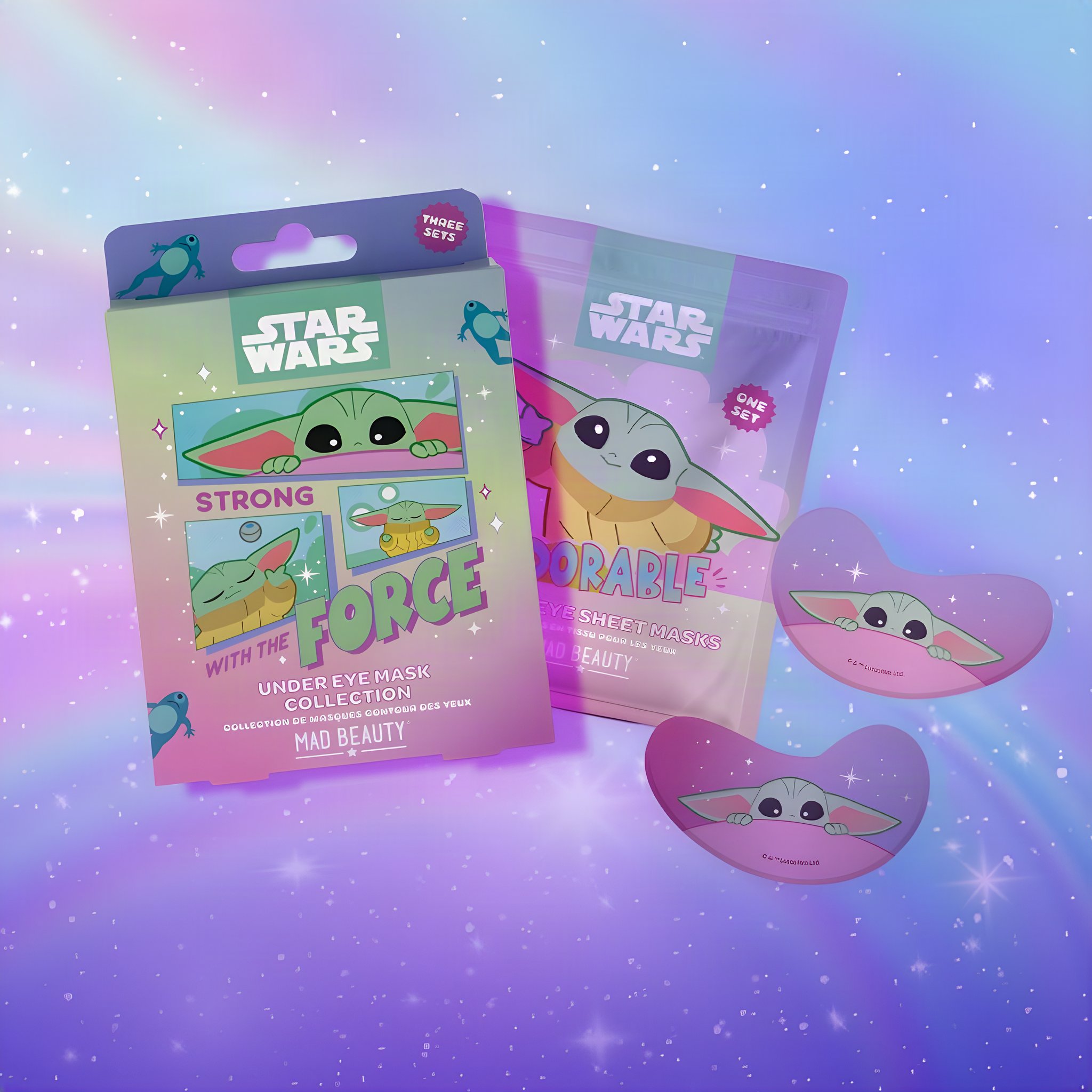 Grogu Galaxy Augenpads in der «Strong with the Force»-Verpackung, davor zwei Pads in Herzform vor Pastell-Galaxie
