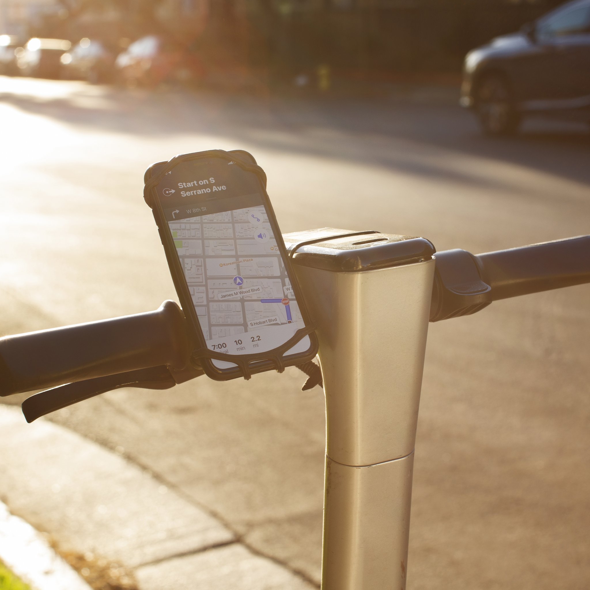 Supporto smartphone per bici con telefono sul manubrio in strada
