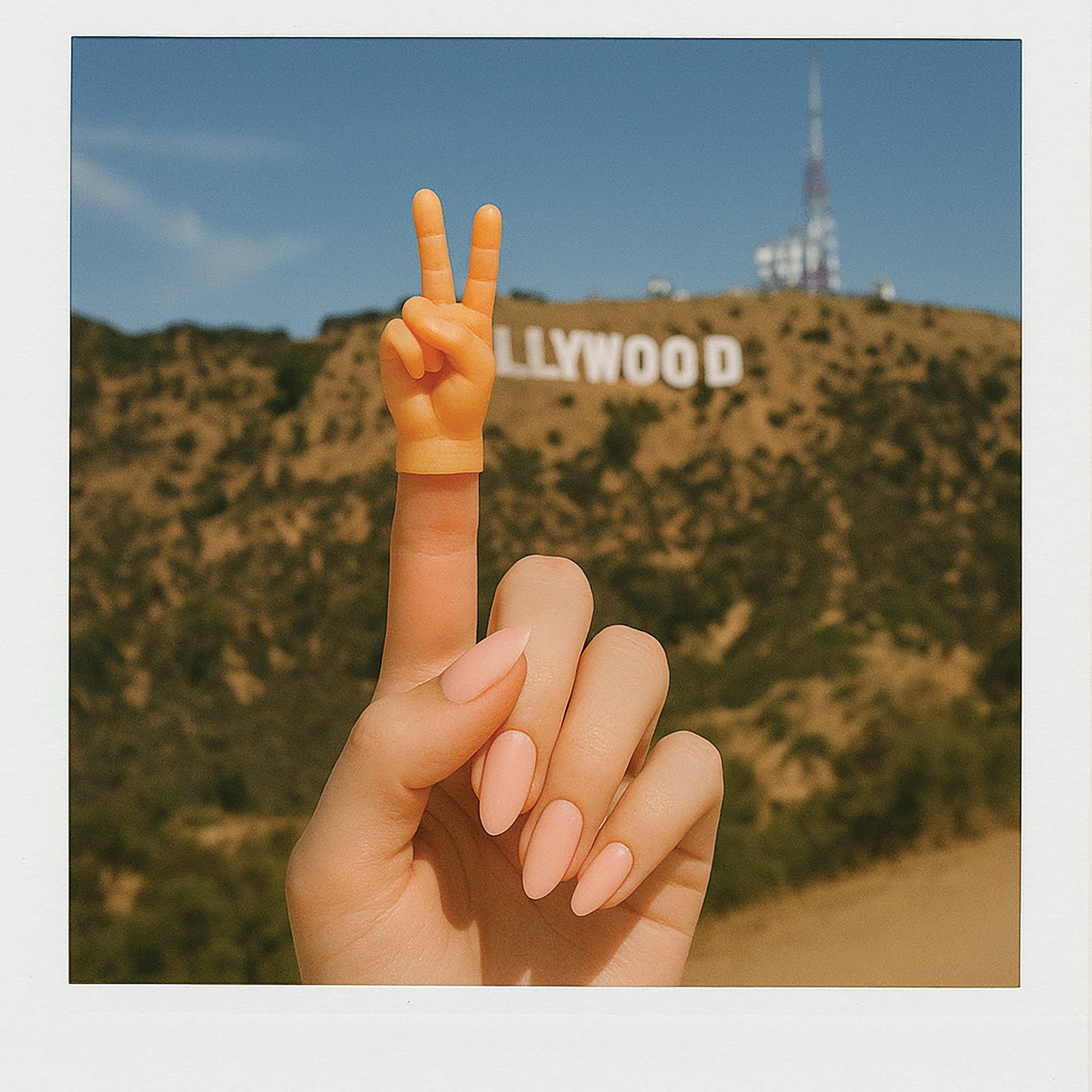 Tiny Hands Peace Sign Mini-Hand am Finger – grosses Cover-Bild