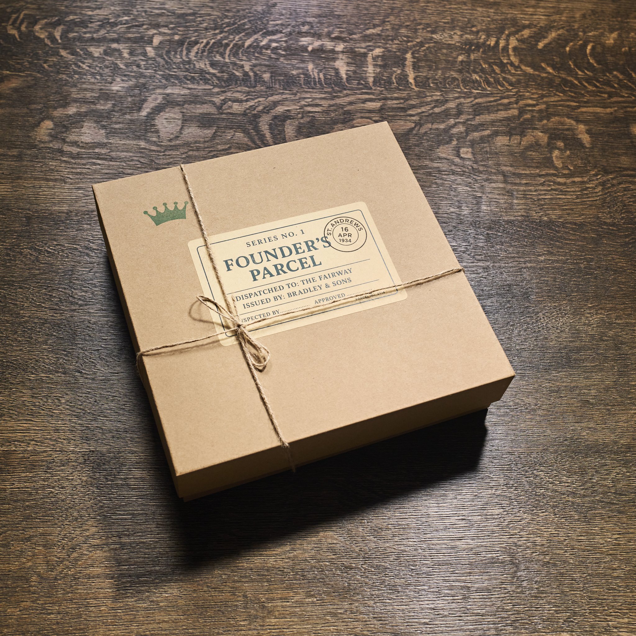 Ungeöffnetes Founder's Parcel in Kraftpapier, mit Schnur gebunden und mit Etikett versehen
