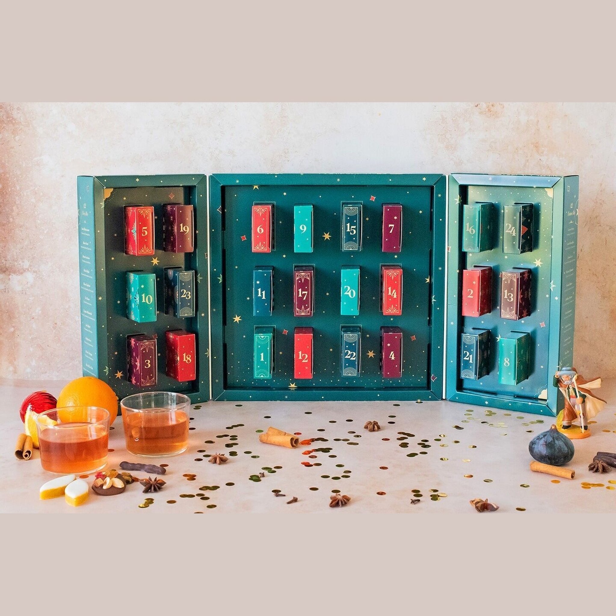 Aufgeklappter Duo-Kalender mit drei Feldern voller nummerierter Schächtelchen
