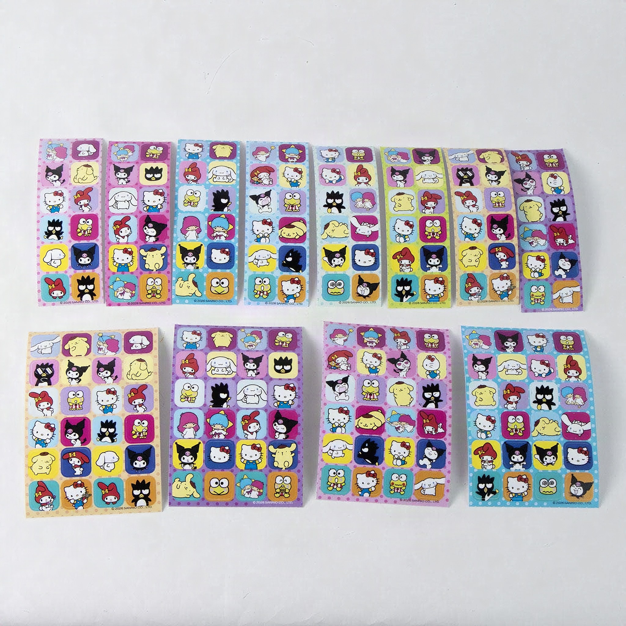 Planches d'autocollants avec Hello Kitty, Kuromi et Cinnamoroll encadrés