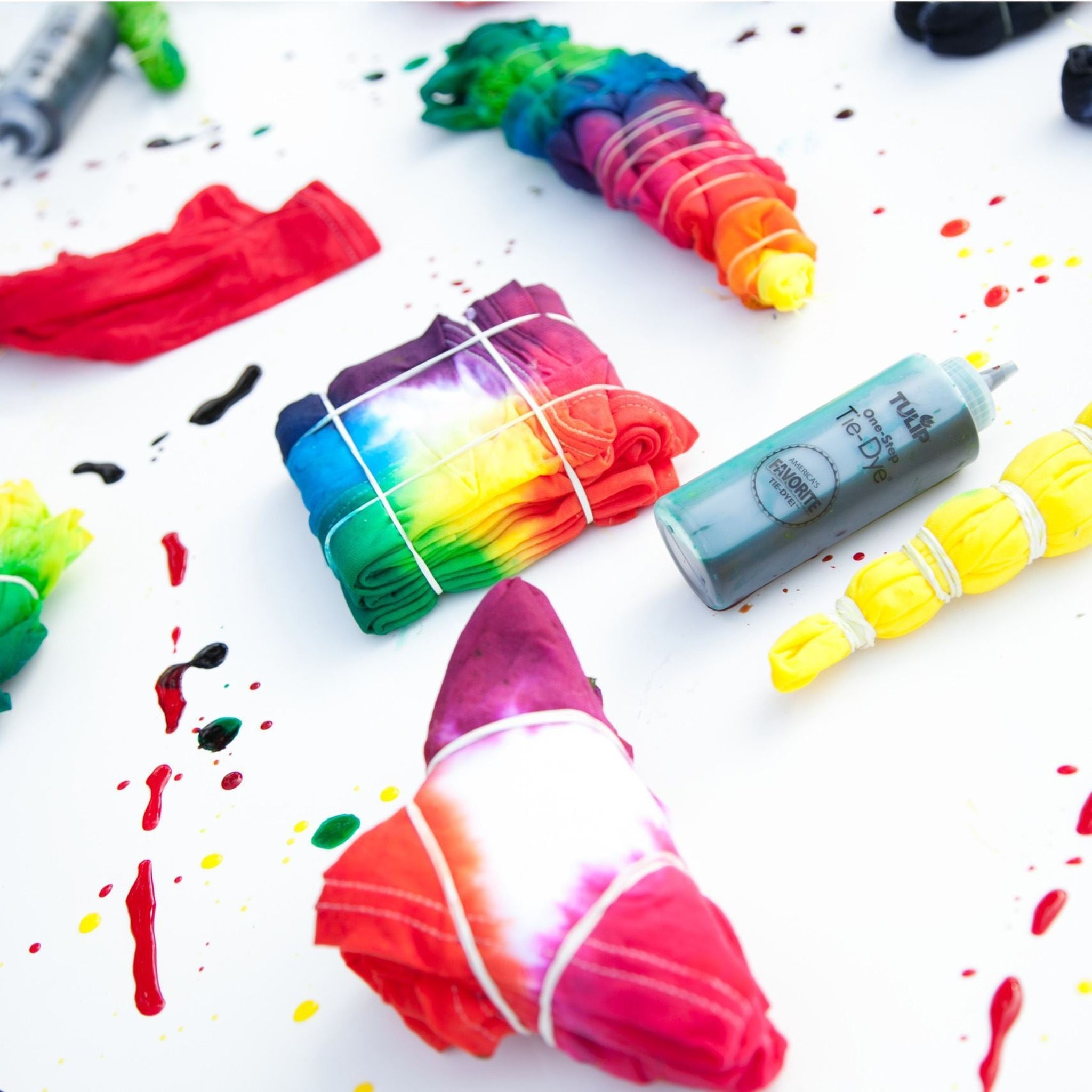 Abgebundene, frisch gefärbte Tie-Dye-Shirts