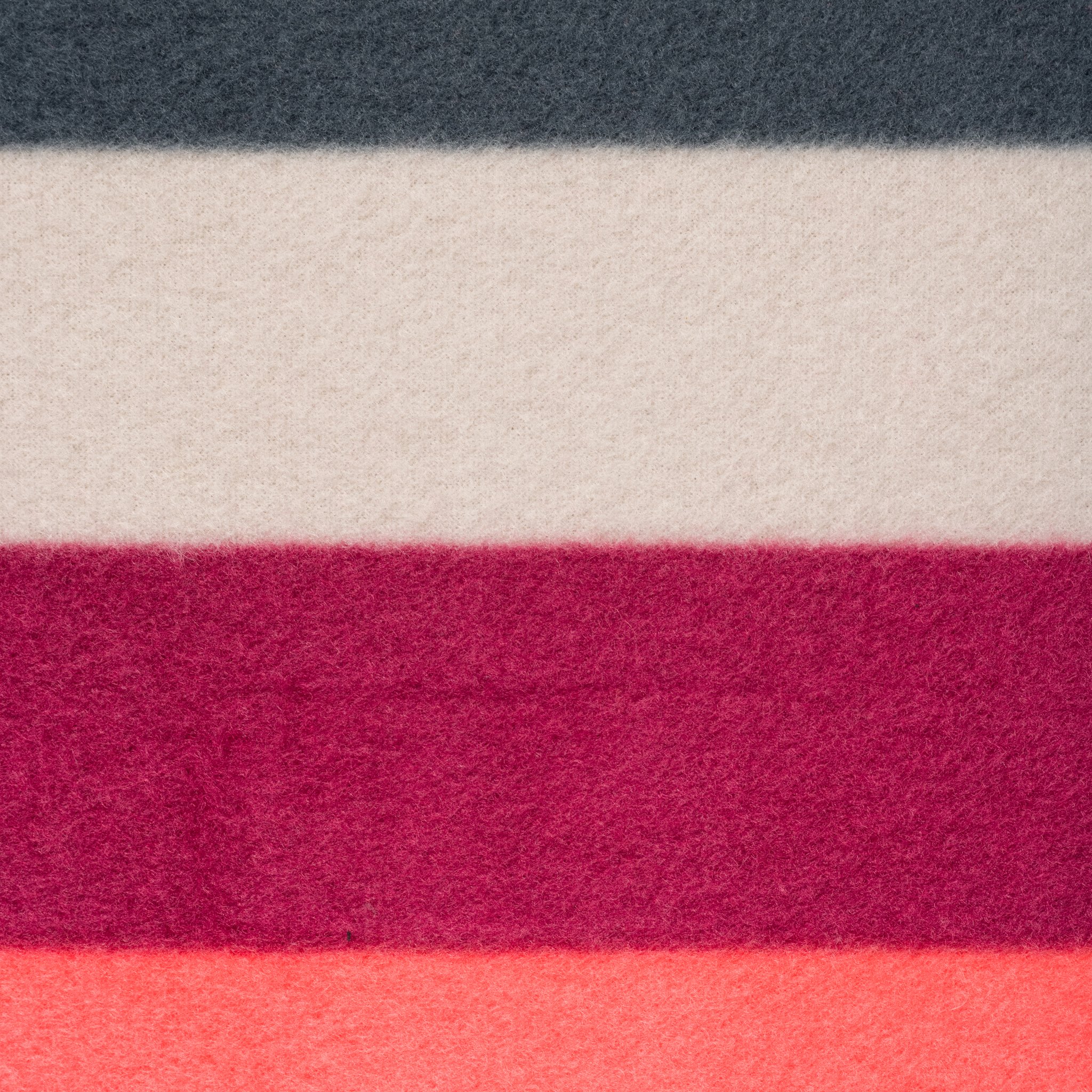 Detailansicht des weichen Fleece-Stoffs der Campingdecke mit Streifen in Grau, Creme, Beerenrot und Koralle