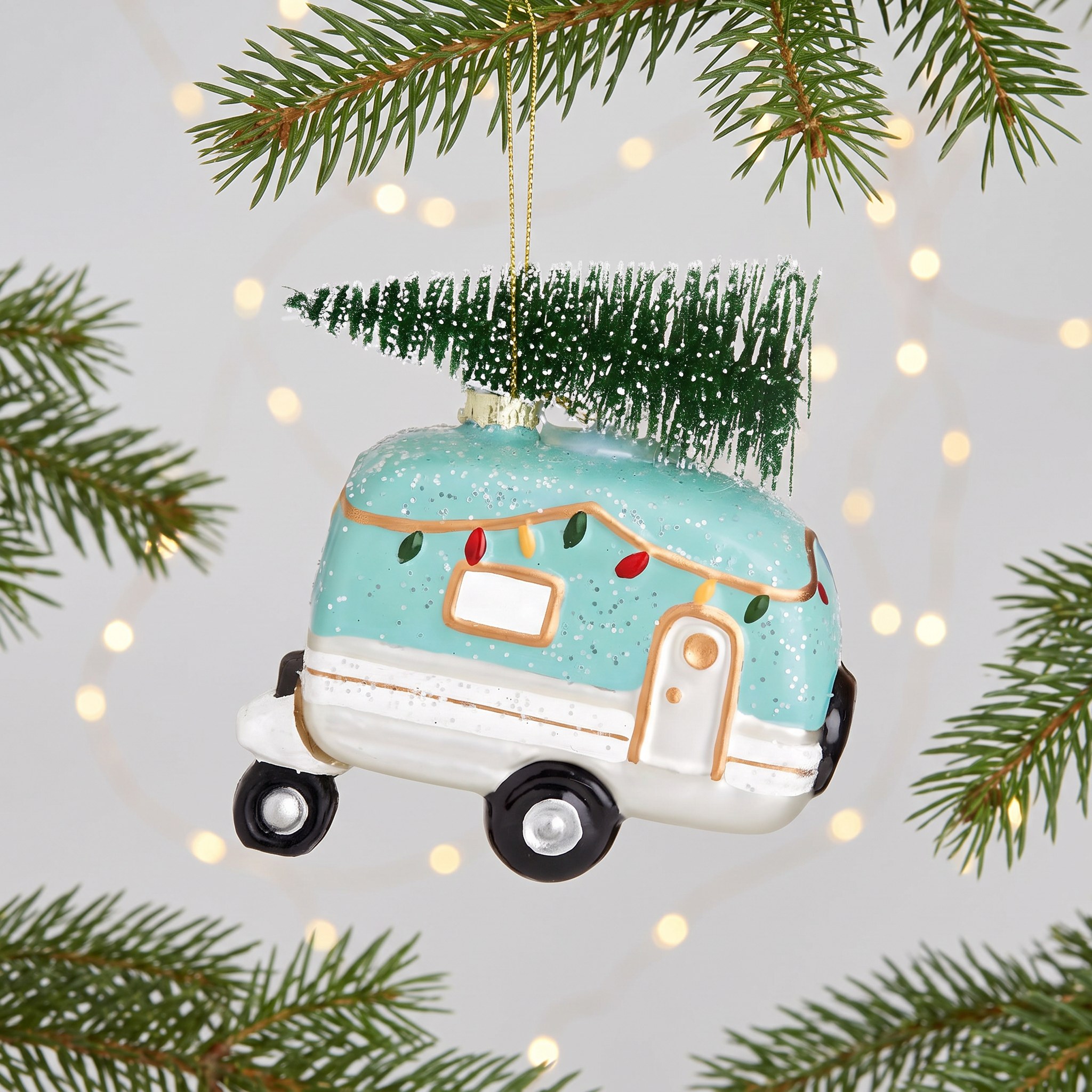 Decorazione Natale Camper di Sass & Belle su un ramo di abete con luci calde
