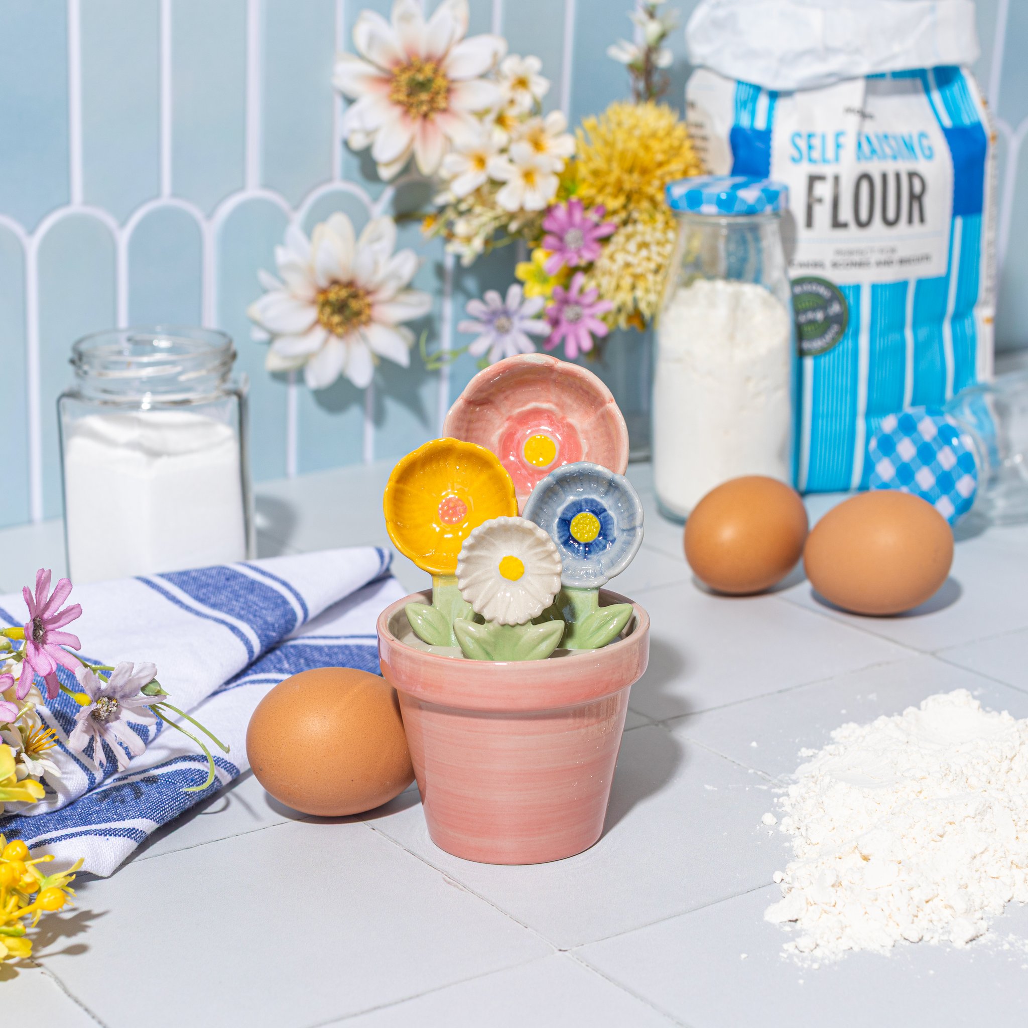 Blumen-Messlöffel mit Topf – beim Backen