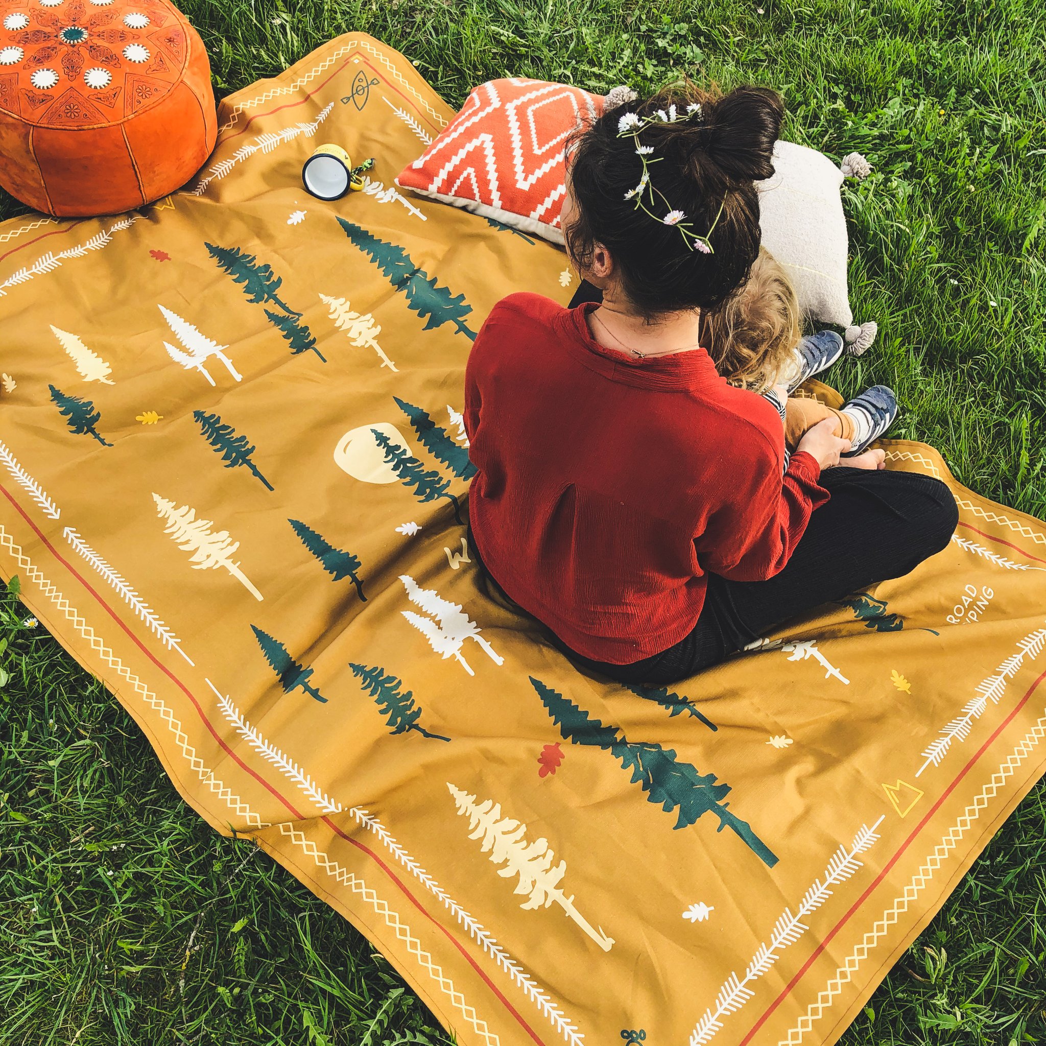 Coperta Wild & Free usata come coperta da picnic davanti a un van